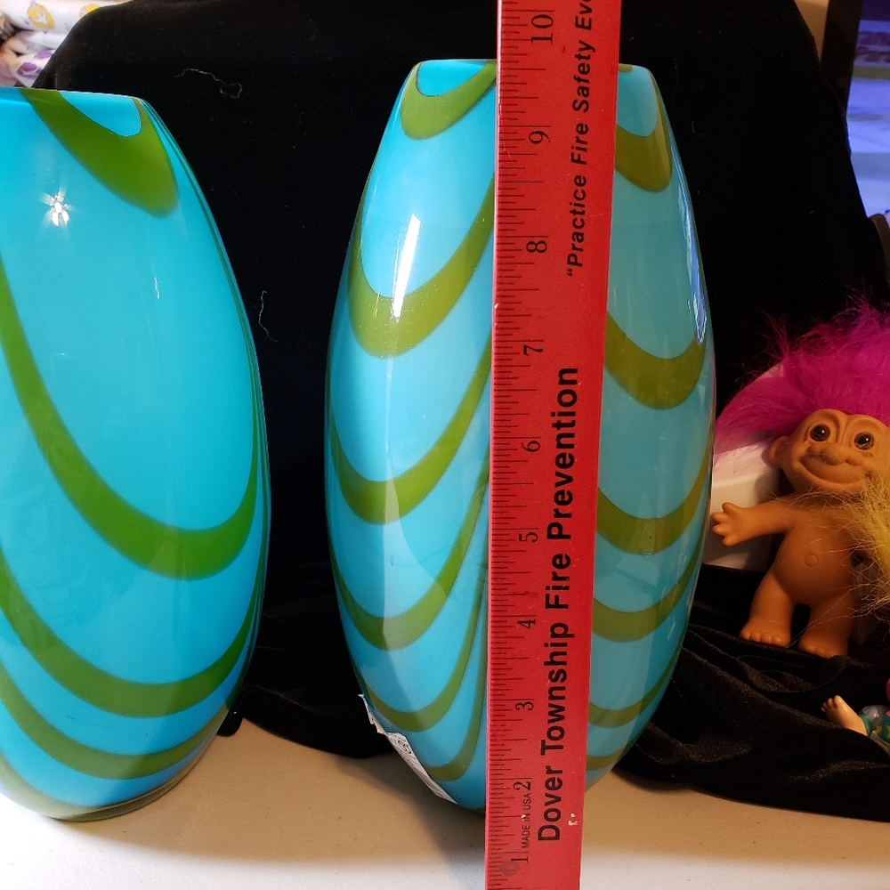 2  Beautiful Vases - Picture 8 of 11